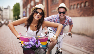 die Frau und der Mann auf dem Fahrrad